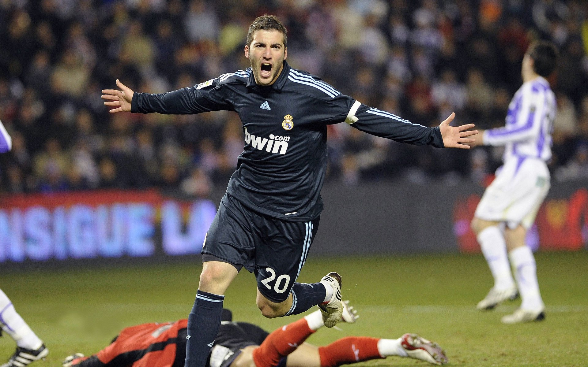 多语言解说：让全球观众零距离“看球”