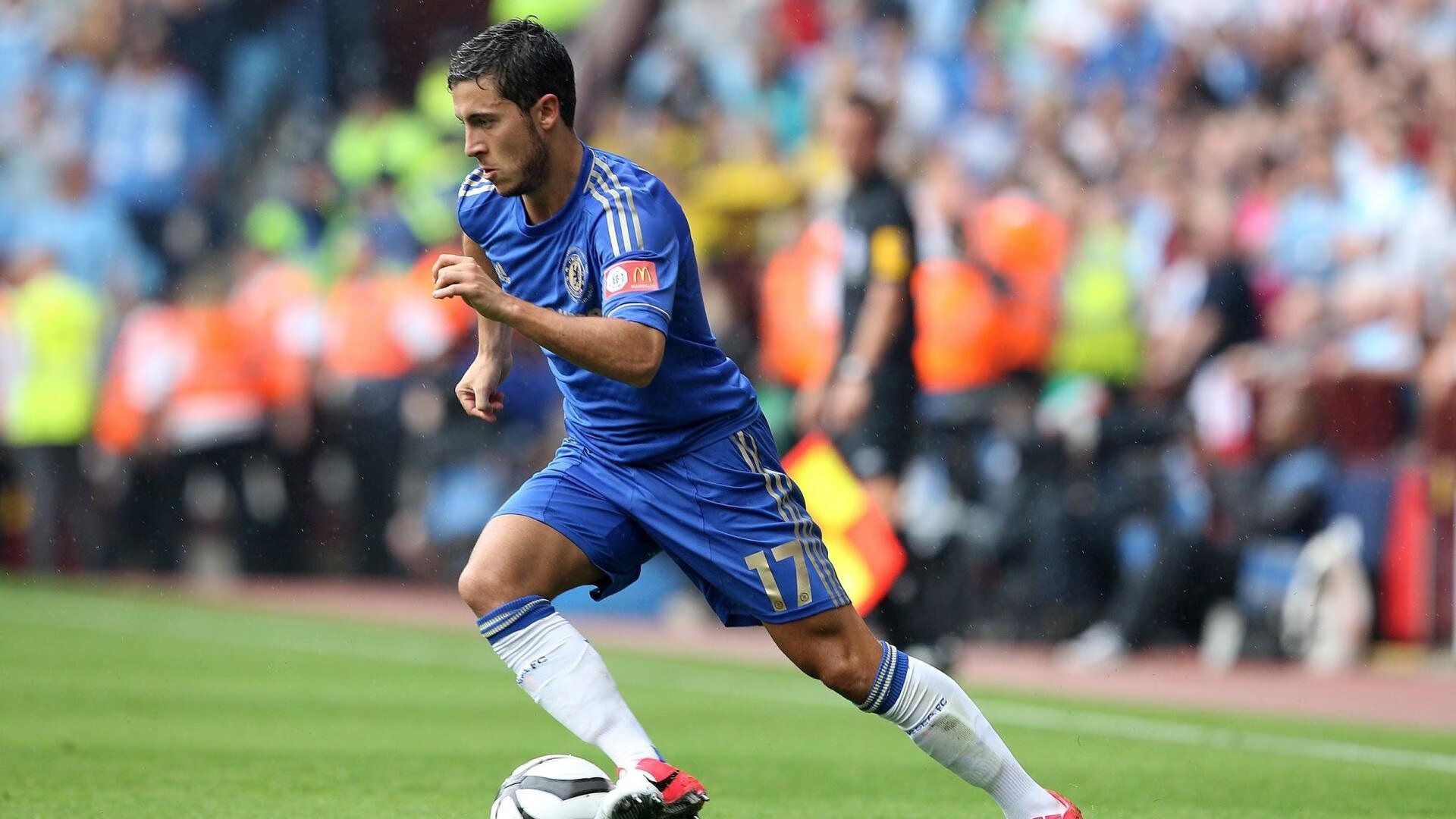 远射“天外飞仙”:那些令人震惊的欧冠长距离射门,欧洲杯中场远射